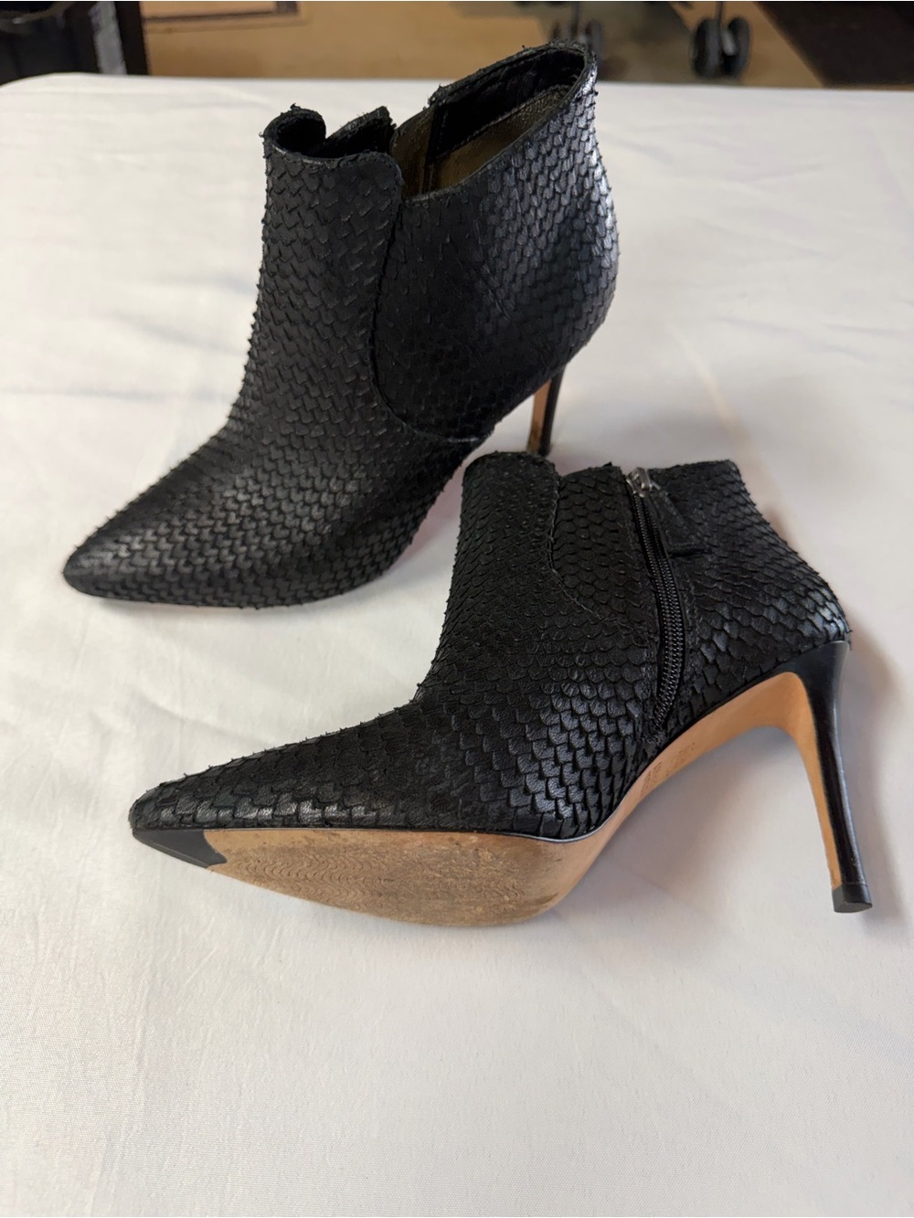 Johnston & Murphy Black Textured leather Pointed-Toe Ankle Boots - Women